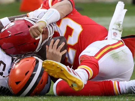 El golpe que sacó a Mahomes: mirada perdida y se desvaneció