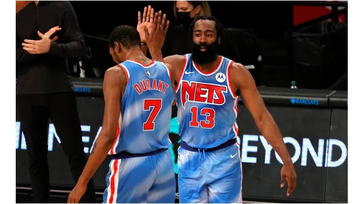 Kevin Durant y James Harden (Foto: Getty)