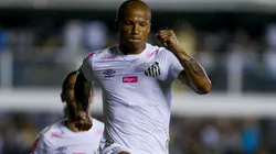 Carlos Sánchez con la camiseta de Santos.