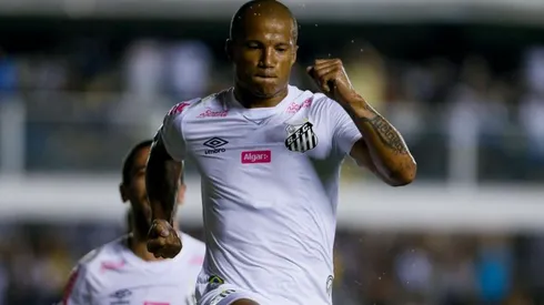 Carlos Sánchez con la camiseta de Santos.