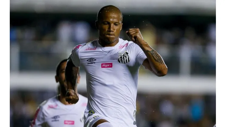 Carlos Sánchez con la camiseta de Santos.