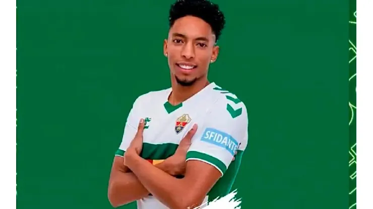 Johan Mojica fue presentado como nuevo jugador del Elche de España.