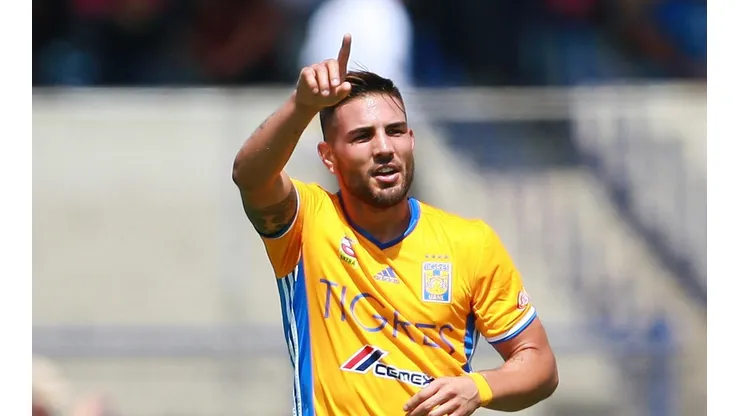 Delort puede ser compañero de Jiménez en Wolves.