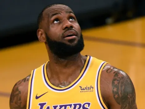 El tiro que se ‘inventó’ LeBron James: un triple sin mirar