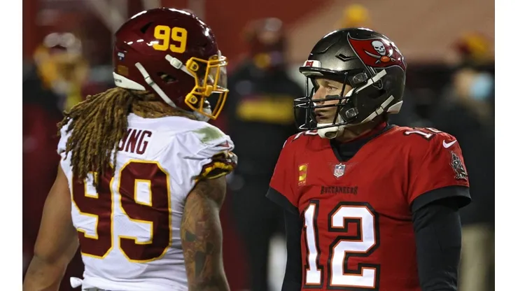 Chase Young y Tom Brady