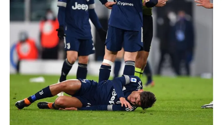 Paulo Dybala, tendido en el suelo contra Sassuolo.