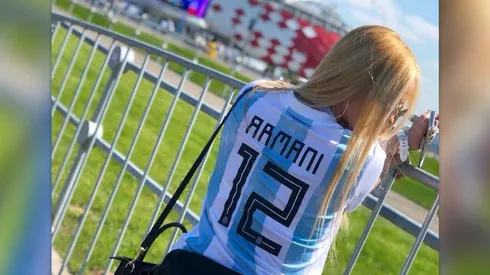 Daniela Rendón usando la camiseta de Franco Armani.