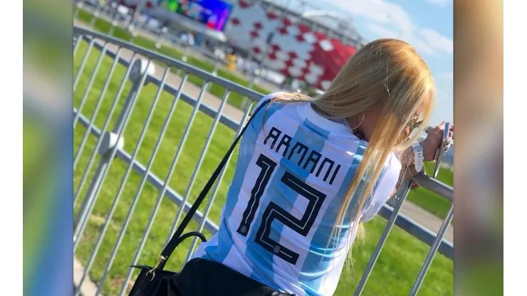 Daniela Rendón usando la camiseta de Franco Armani.