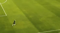 Video: Javier Pinola se quedó corriendo solo en la cancha de Banfield