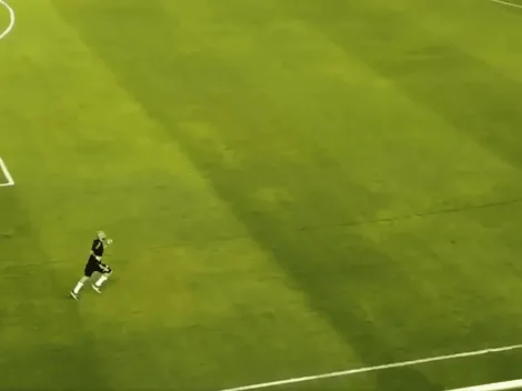 Video: Javier Pinola se quedó corriendo solo en la cancha de Banfield