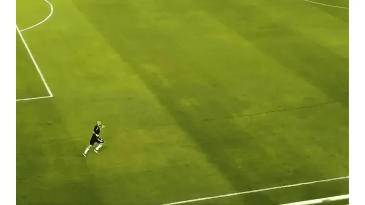 Video: Javier Pinola se quedó corriendo solo en la cancha de Banfield