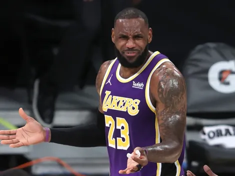 LeBron falló un tiro desde el logo y las redes lo acabaron