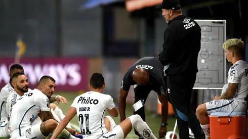 No aprendemos más: Santos denunció que su micro fue apedreado