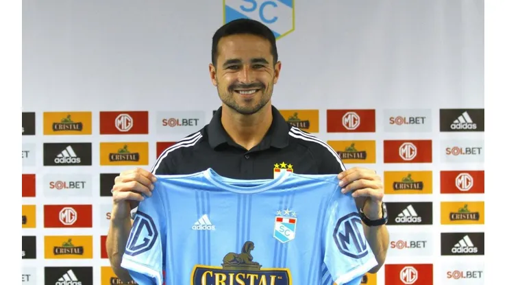 Defensor uruguayo llega de una larga trayectoria en Uruguay.