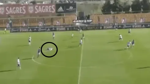 Alex Apolinario tendido en el campo de juego.