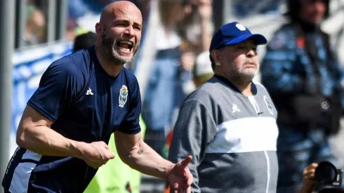 Sebastián Méndez junto a Diego Maradona.