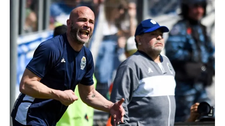 Sebastián Méndez junto a Diego Maradona.