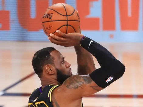LeBron sigue callando bocas con un triplazo desde casi la mitad de la cancha