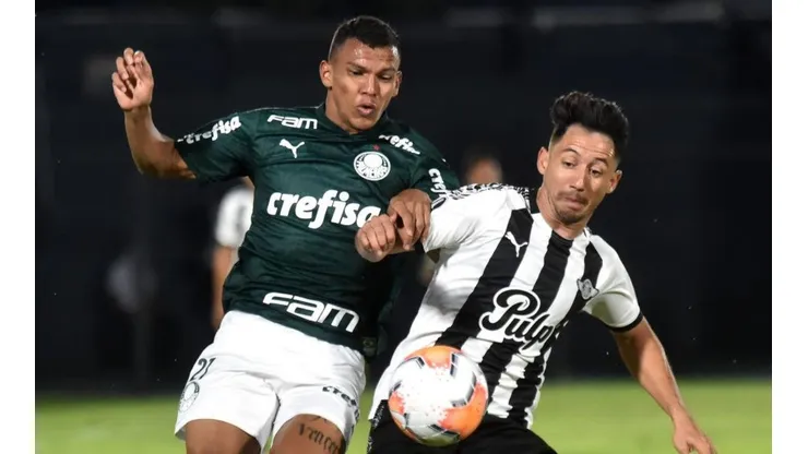 Gabriel Verón enfrentando a Libertad de Paraguay.