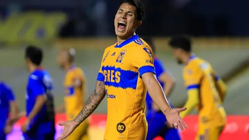 Carlos Salcedo hizo enfurecer a los aficionados de Chivas y Tigres.