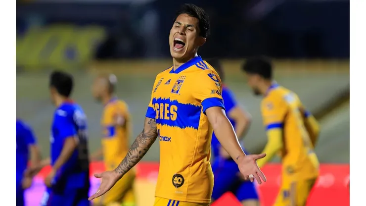 Carlos Salcedo hizo enfurecer a los aficionados de Chivas y Tigres.