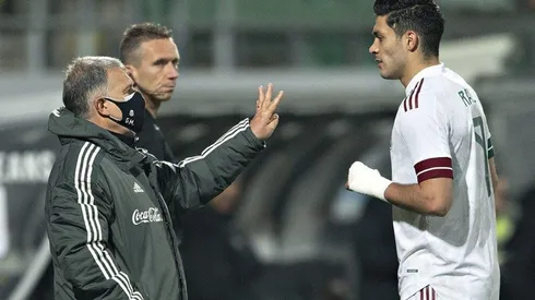 Tata Martino habló sobre la salud de Raúl Jiménez.