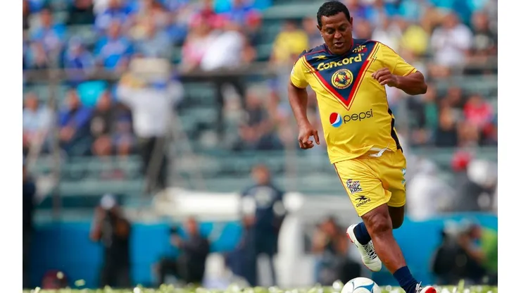 Quieren una oportunidad para el Negro Santos en América.