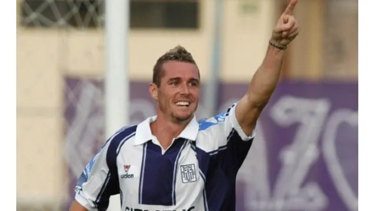 Exdelantero de Alianza Lima señaló al Fondo Blanquiazul como responsable de la mala conducta reiterativa en Alianza.