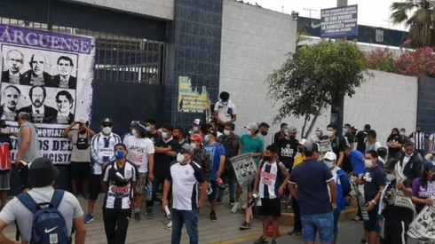 Hinchas de Alianza Lima se hicieron presente en los exteriores de Matute.