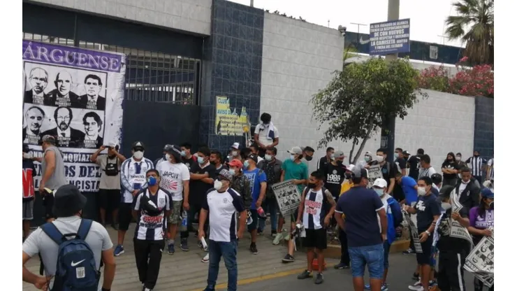Hinchas de Alianza Lima se hicieron presente en los exteriores de Matute.