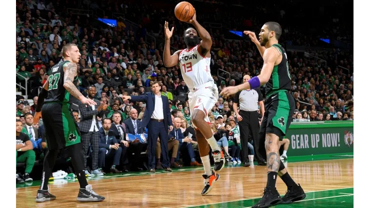 Daniel Theis, Brad Stevens, James Harden y Jayson Tatum