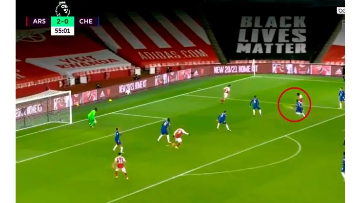 Video: Saka quiso tirar un centro y terminó metiendo un golazo de novela contra Chelsea