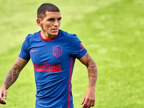 Torreira subió una foto haciendo el asado de Navidad con la camiseta de Boca