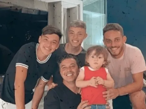 La foto navideña de Gallardo con sus cuatro hijos