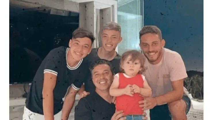 La foto navideña de Gallardo con sus cuatro hijos