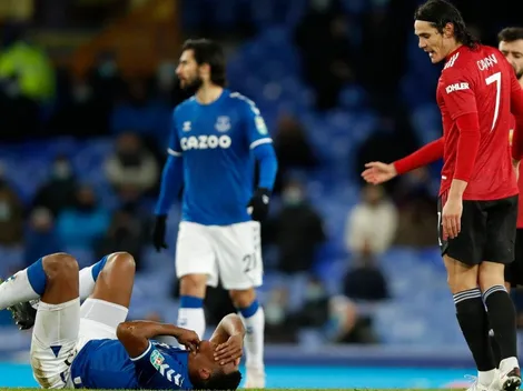 Cavani y Mina, a los manotazos en frente de todo el mundo y sin pudor