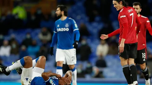 El cruce entre Yerry Mina y Edinson Cavani por la Carabao Cup en Inglaterra.