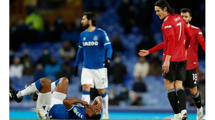 El cruce entre Yerry Mina y Edinson Cavani por la Carabao Cup en Inglaterra.