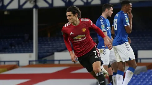 Con goles de Cavani y Martial, el Manchester United eliminó al Everton de la Carabao Cup.