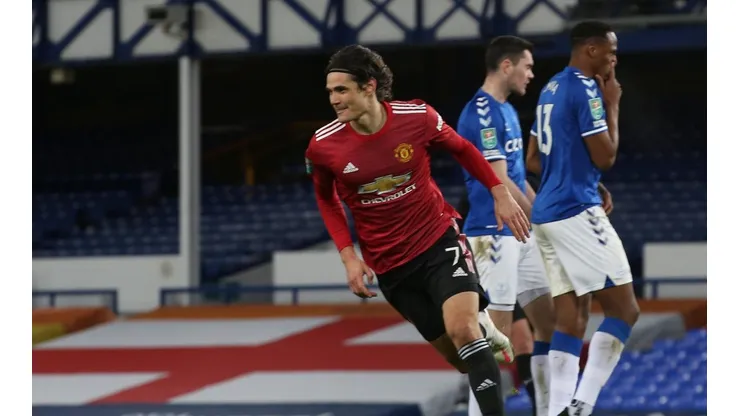 Con goles de Cavani y Martial, el Manchester United eliminó al Everton de la Carabao Cup.