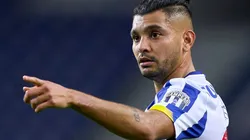 Tecatito Corona se consagró campeón en Portugal