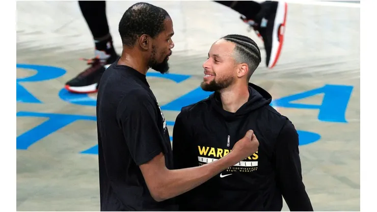 Kevin Durant y Stephen Curry (Foto: Getty)
