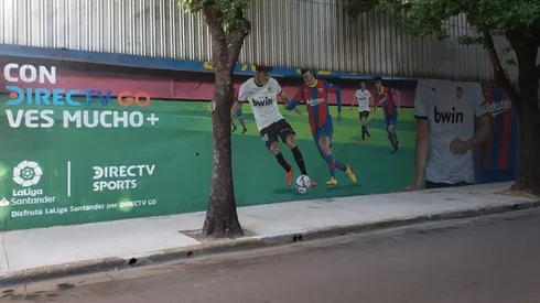 Este es el mural que se impone en Palermo, e inspirado en el duelo de Barcelona vs Valencia junto a DIRECTV GO. (Foto: Lucas Lasnier/Cedida).