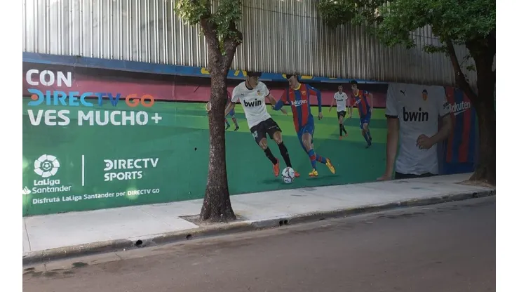 Este es el mural que se impone en Palermo, e inspirado en el duelo de Barcelona vs Valencia junto a DIRECTV GO. (Foto: Lucas Lasnier/Cedida).