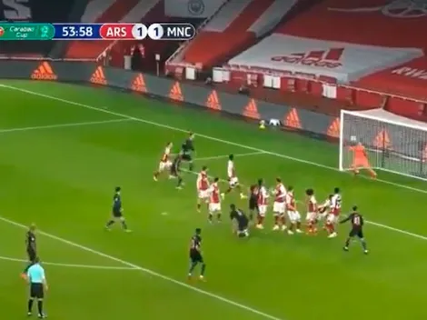 Runarsson, en su quinto partido con Arsenal, se mandó el blooper de su vida