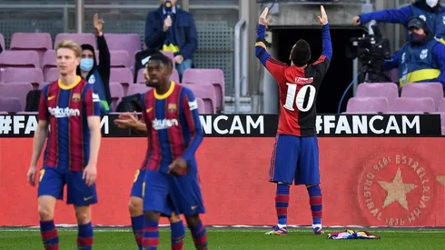 Foto de Lionel Messi festejando para Maradona.