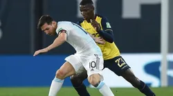 Moisés Caicedo marcando a Lionel Messi.