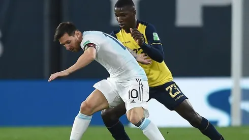 Moisés Caicedo marcando a Lionel Messi.