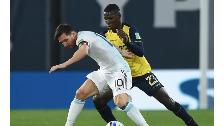 Moisés Caicedo marcando a Lionel Messi.