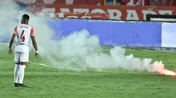 ¿Cómo entró una bengala al Pascual Guerrero sin hinchas? ¡Con paracaídas!